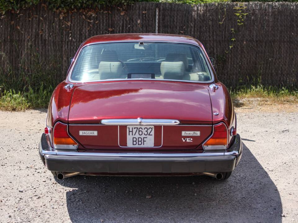 Image 6/44 of Jaguar XJ 12 (1990)