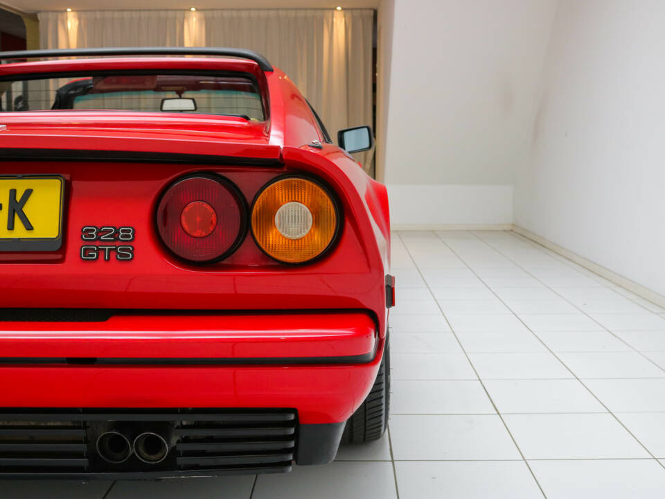 Image 18/20 de Ferrari 328 GTS (1987)