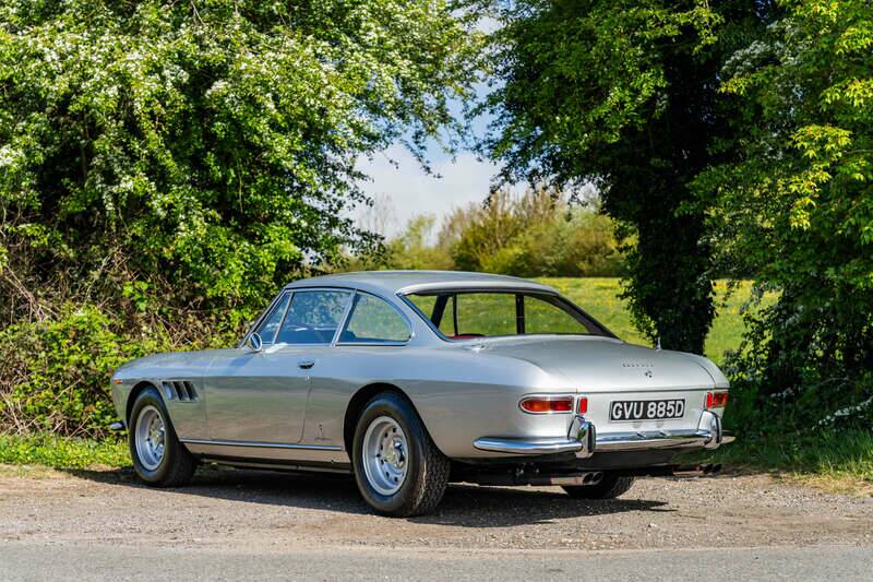 Image 4/49 de Ferrari 330 GT 2+2 (1966)