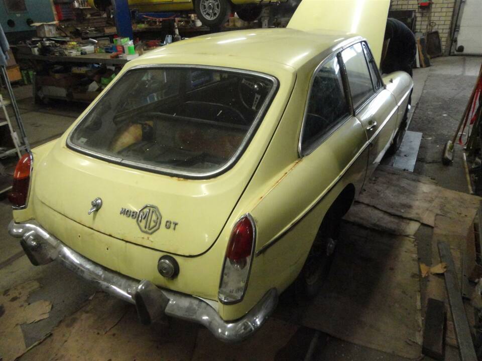 Image 9/34 of MG MGB GT (1970)