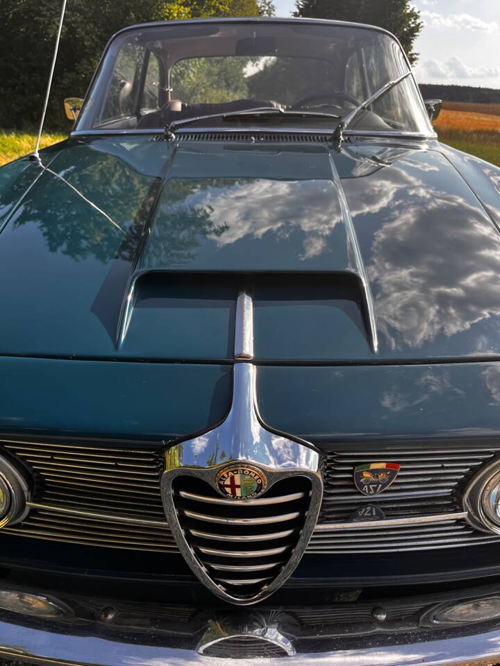 Image 4/22 de Alfa Romeo 2600 Sprint (1963)
