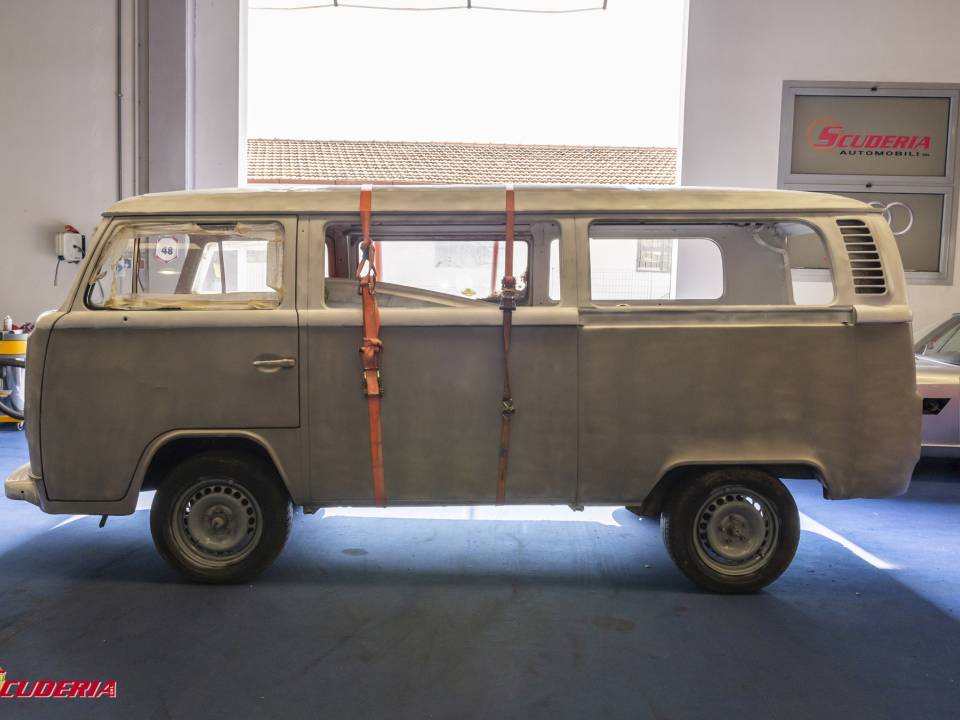 Image 2/11 of Volkswagen T2b Kombi (1975)
