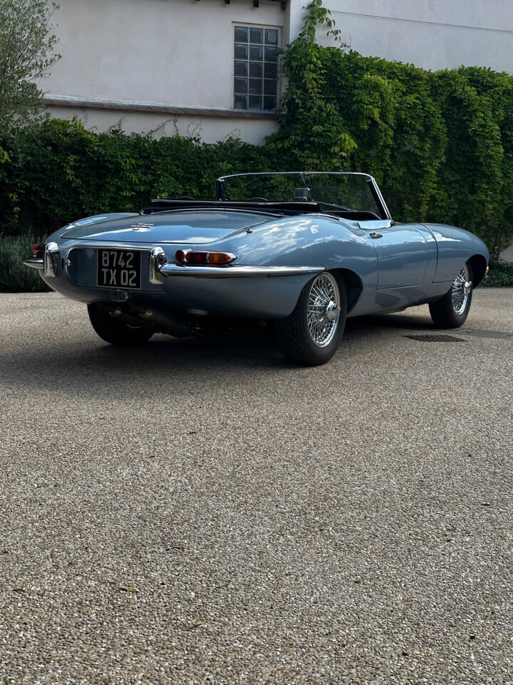 Image 8/13 of Jaguar Type E 4.2 (1966)