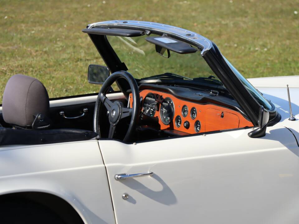 Image 34/50 de Triumph TR 6 (1970)