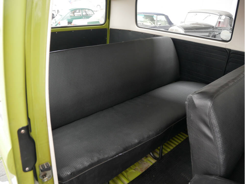 Immagine 13/21 di Volkswagen T2b Deluxe (1975)