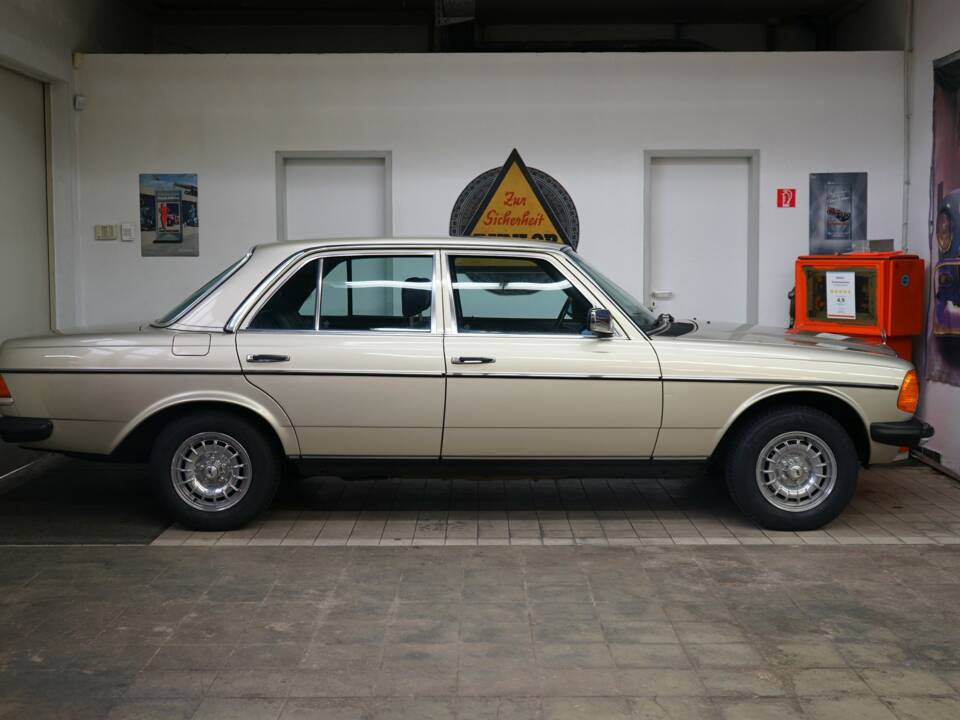 Image 30/31 of Mercedes-Benz 300 D (1982)