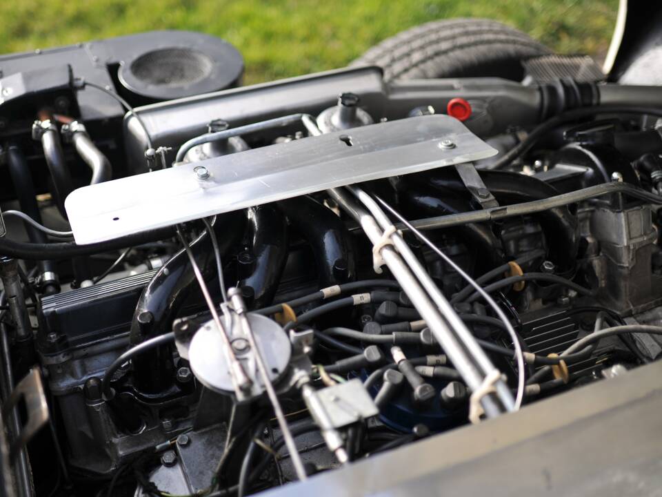 Image 26/39 of Jaguar E-Type V12 (1972)