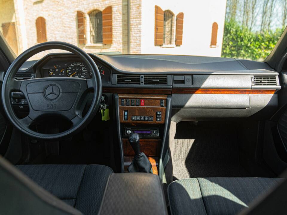 Image 37/50 of Mercedes-Benz 200 TE (1993)