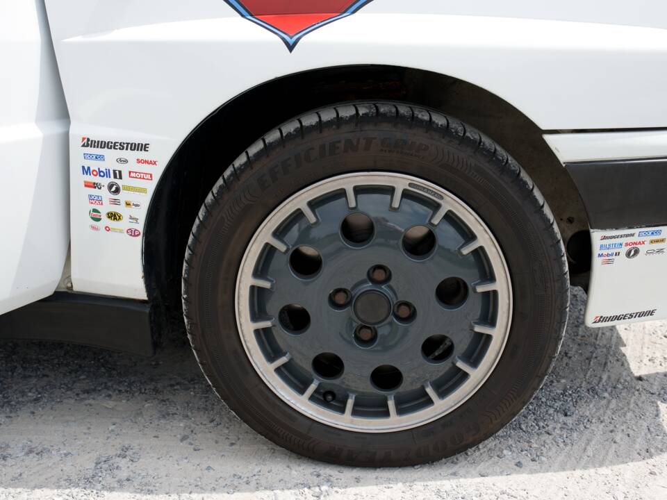 Image 21/47 of Lancia Delta HF Integrale (1988)
