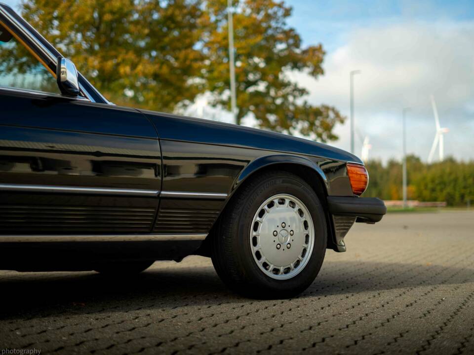 Afbeelding 13/33 van Mercedes-Benz 560 SL (1989)