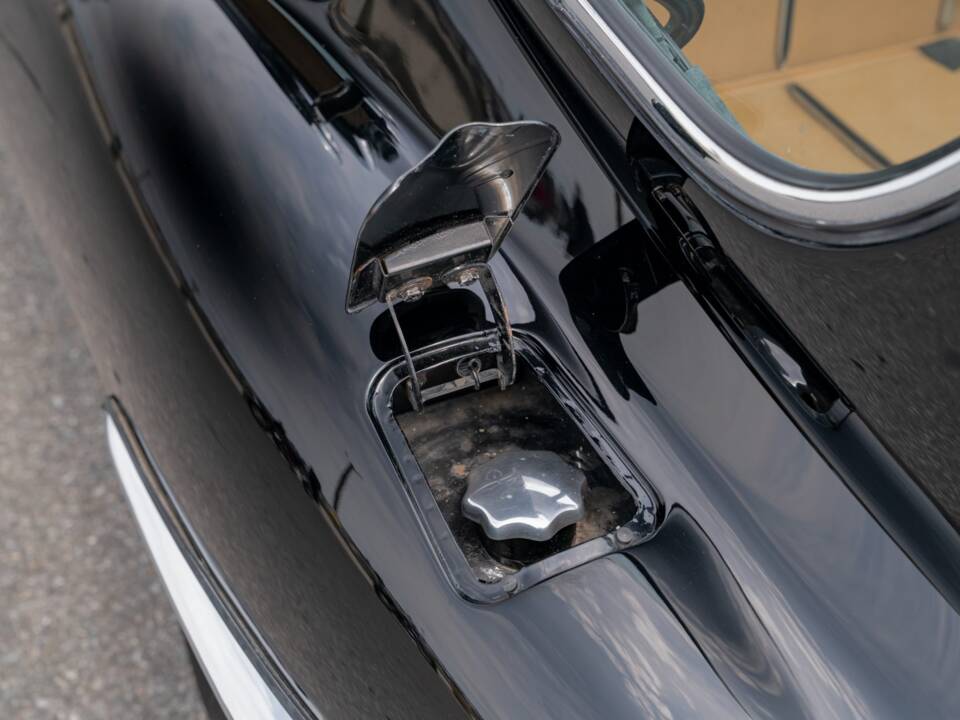 Immagine 14/38 di Jaguar E-Type 3.8 (1962)
