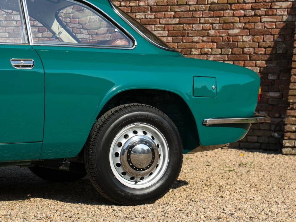 Bild 14/50 von Alfa Romeo Giulia 1300 GT Junior (1972)