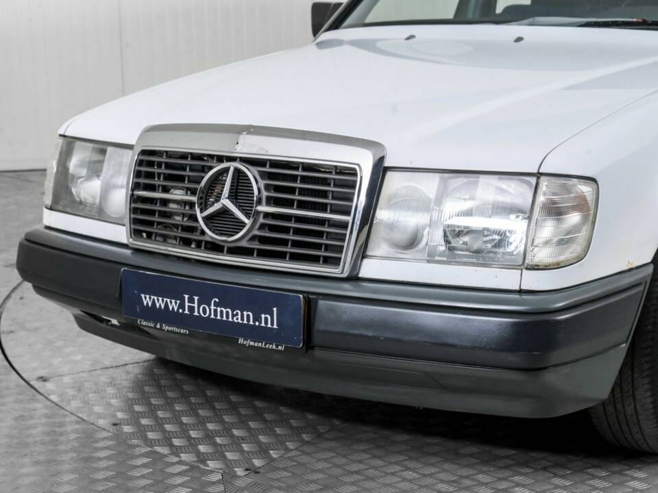 Image 21/50 of Mercedes-Benz 200 (1986)