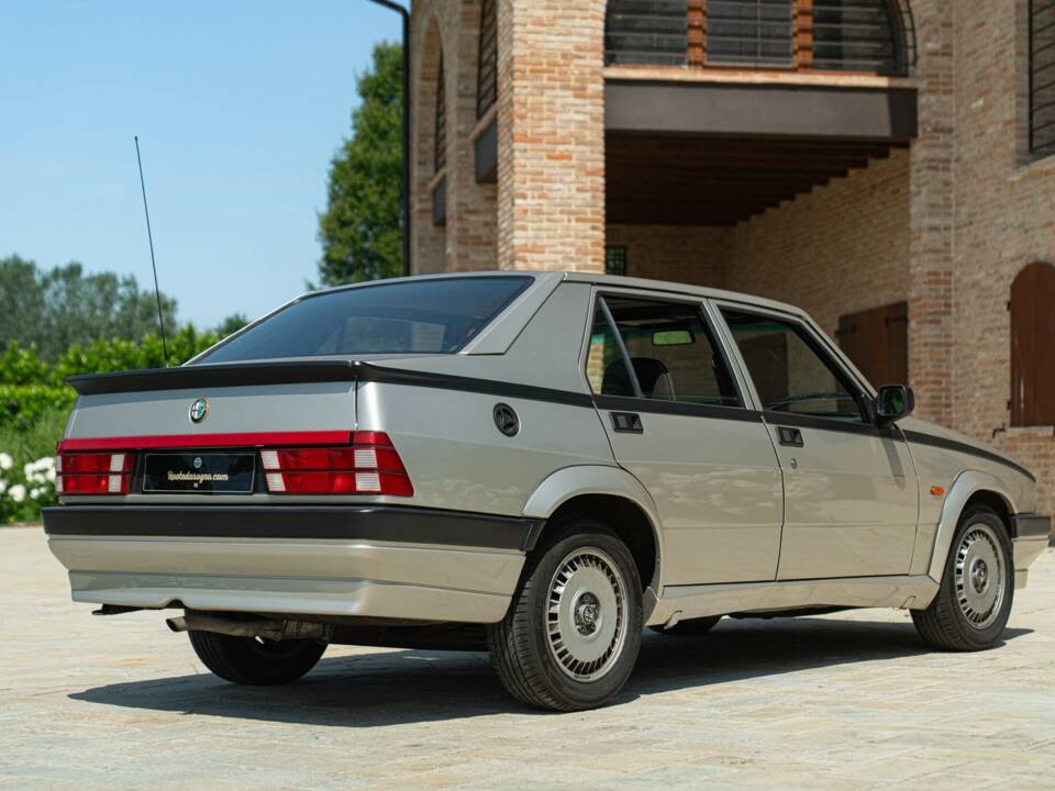 Obraz 6/50 pojazdu Alfa Romeo 75 2.0 Twin Spark (1989)