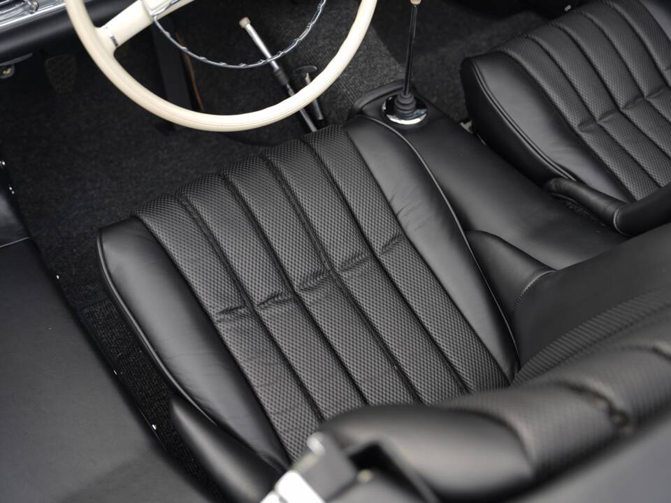 Image 14/43 of Mercedes-Benz 300 SL Roadster (1960)