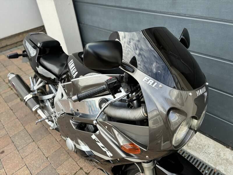 Image 4/18 of Yamaha FZR 400 (1998)