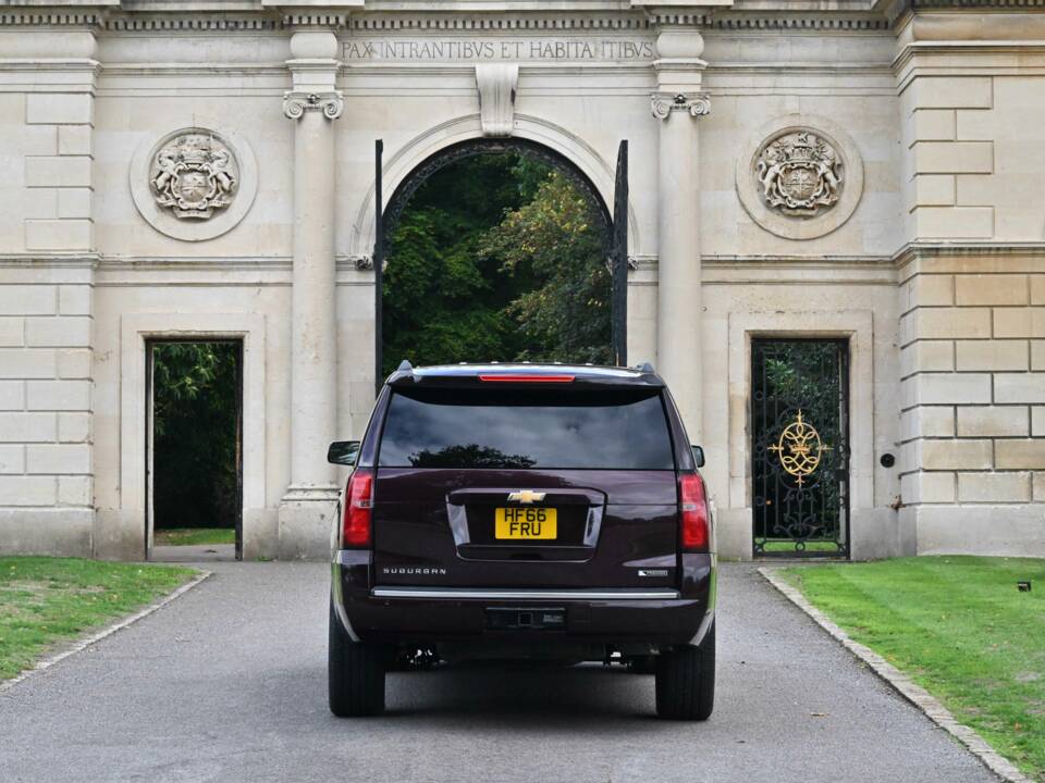 Image 24/50 of Chevrolet Suburban (2017)