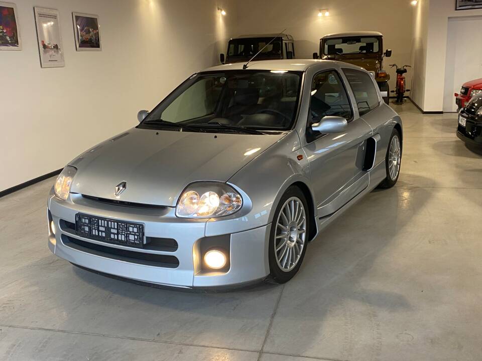 Immagine 2/43 di Renault Clio II V6 (2001)