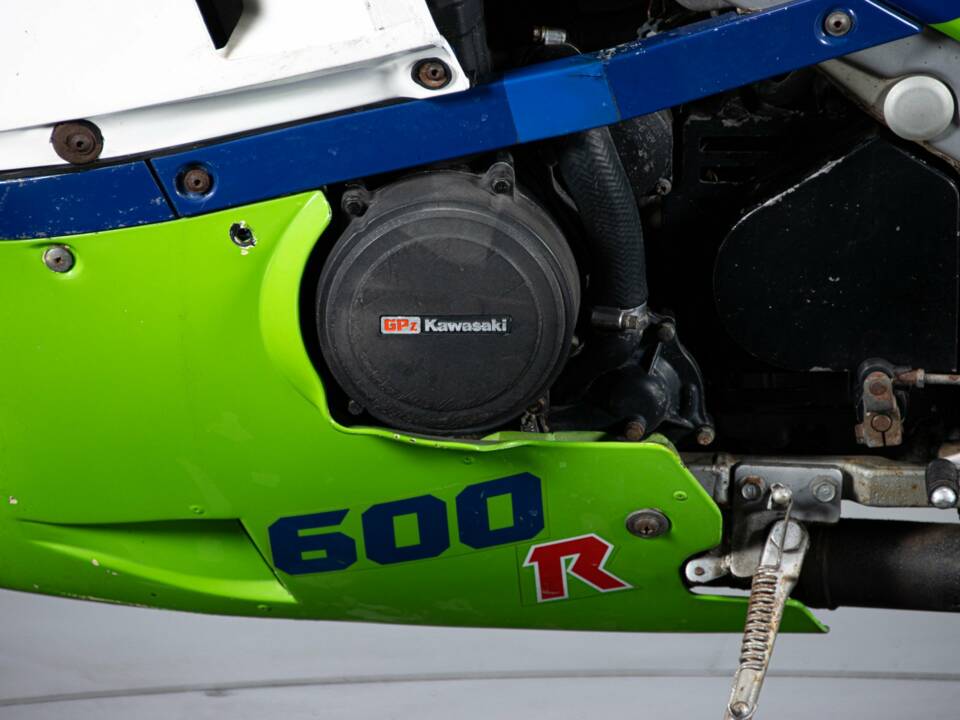 Image 17/36 of Kawasaki GPZ 600 R (1985)