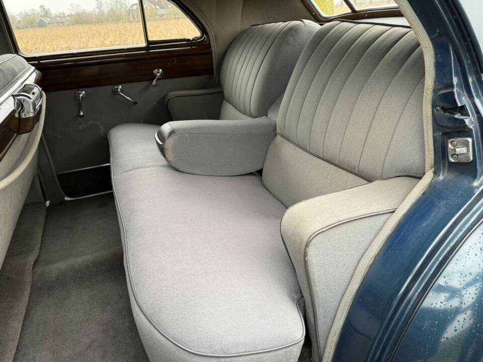 Image 10/24 of Cadillac de Ville Touring Sedan (1947)