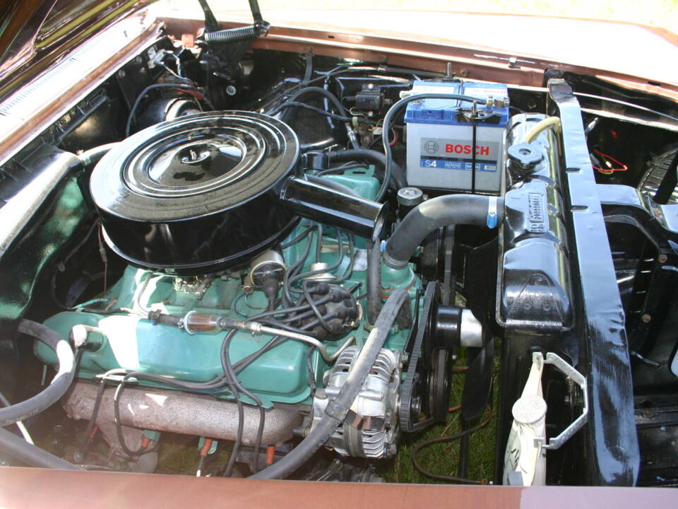 Image 18/20 of Imperial Crown Sedan (1962)