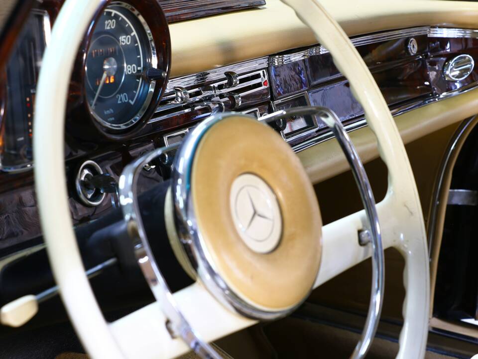 Bild 31/39 von Mercedes-Benz 220 SE b (1964)