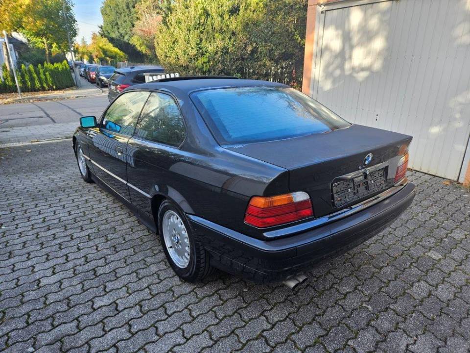 Image 2/17 de BMW 325i (1992)