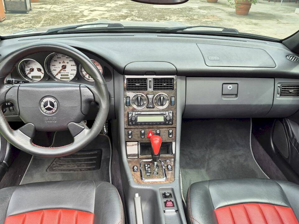 Afbeelding 26/63 van Mercedes-Benz SLK 32 AMG (2001)