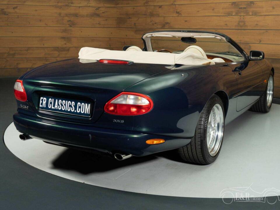 Image 16/19 of Jaguar XK8 4.0 (1998)