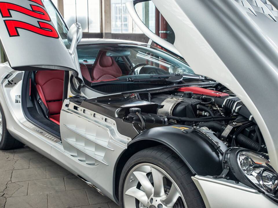 Image 56/61 of Mercedes-Benz SLR McLaren (2004)