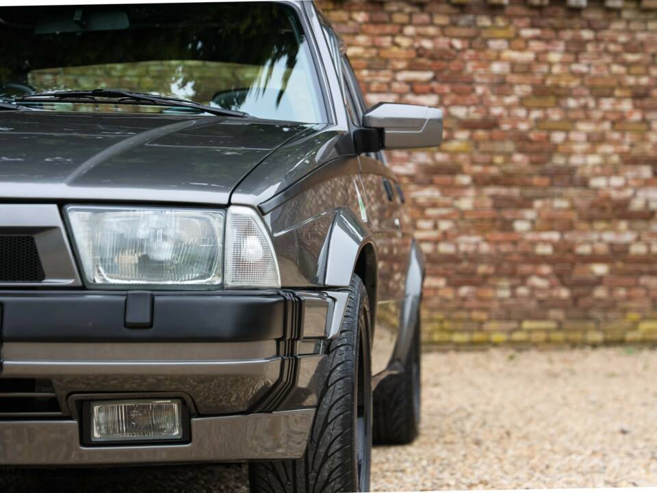 Image 18/50 of Alfa Romeo 75 3.0 V6 QV (1988)