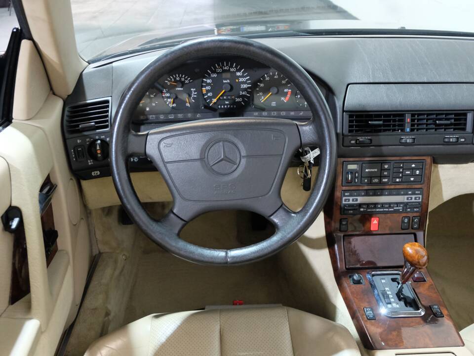 Image 6/26 of Mercedes-Benz 500 SL (1991)