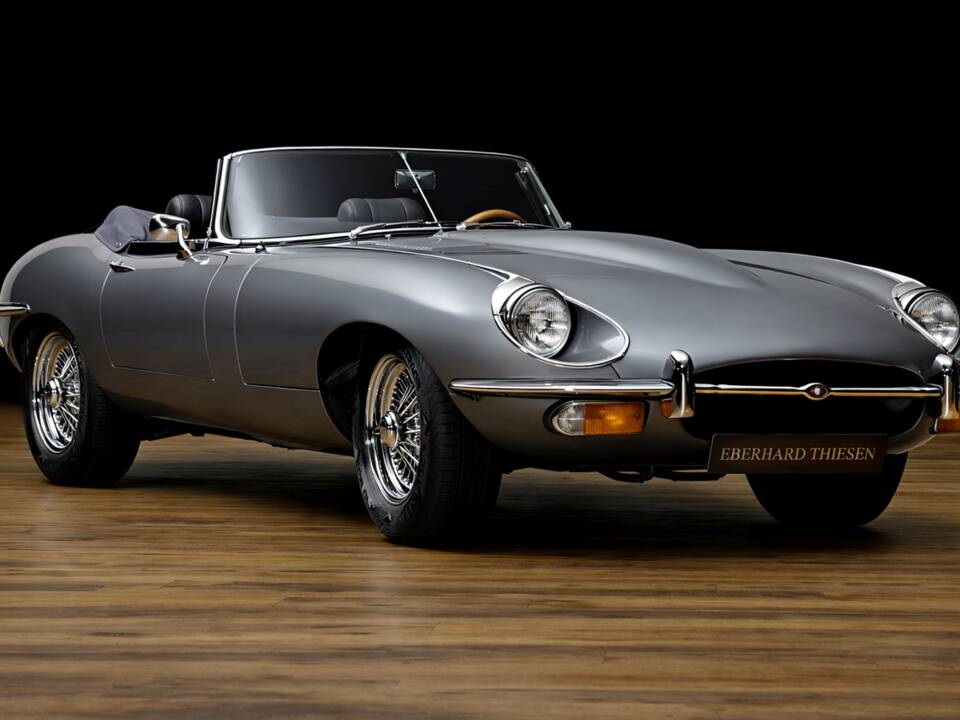 Image 2/17 de Jaguar E-Type (1970)