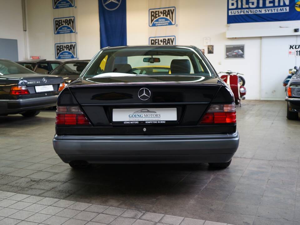 Bild 12/35 von Mercedes-Benz E 320 (1993)