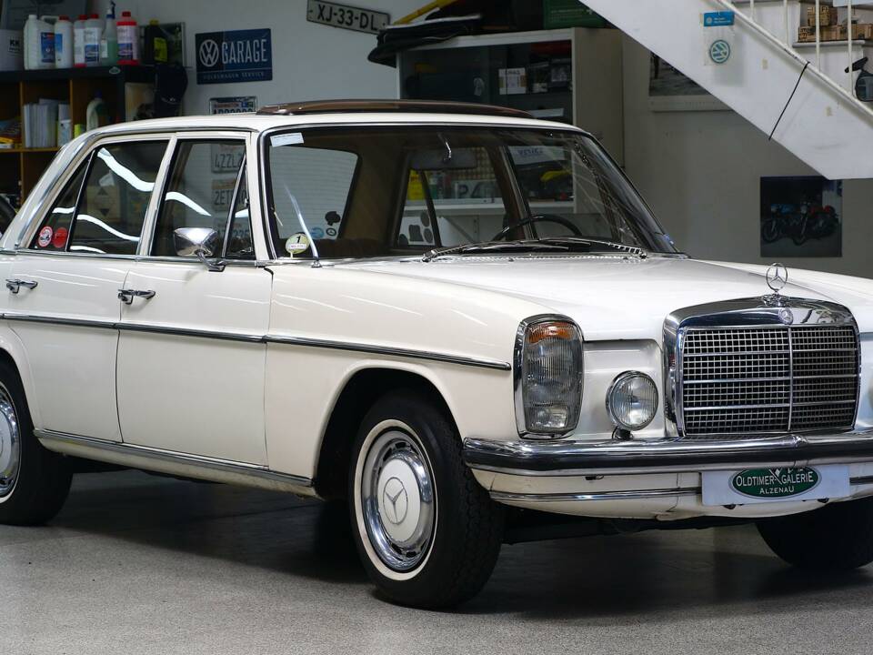 Image 3/15 of Mercedes-Benz 200 (1971)