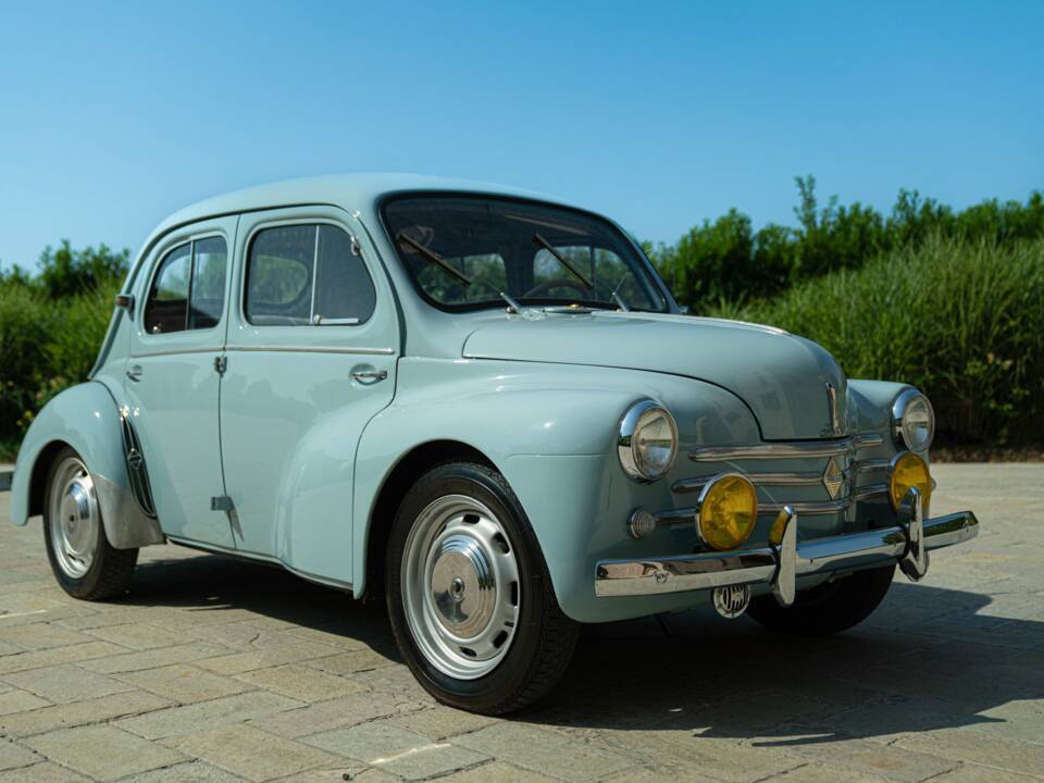 Image 11/50 of Renault 4 CV (1957)