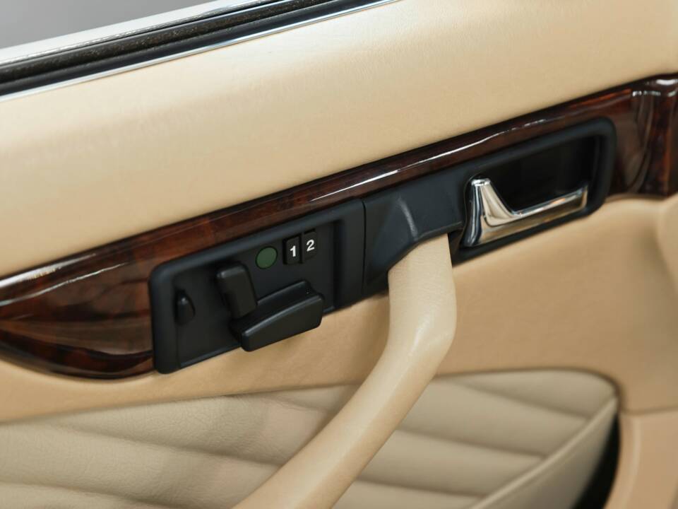 Image 22/39 of Mercedes-Benz 560 SEC (1990)