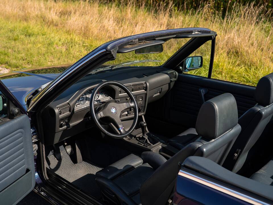Immagine 14/35 di BMW 320i (1988)