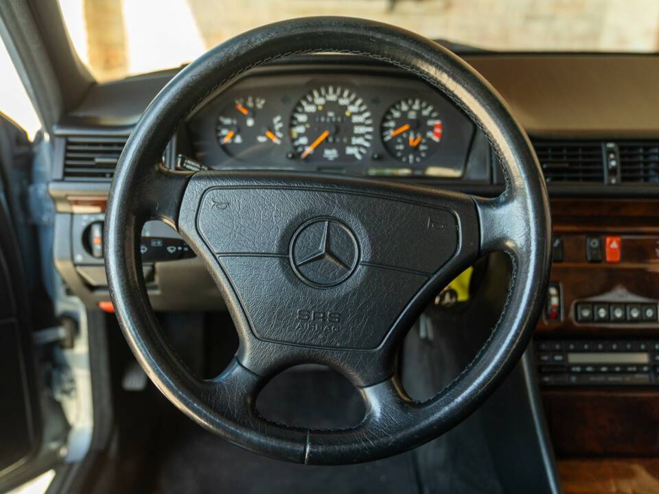 Image 31/50 of Mercedes-Benz 500 E (1992)