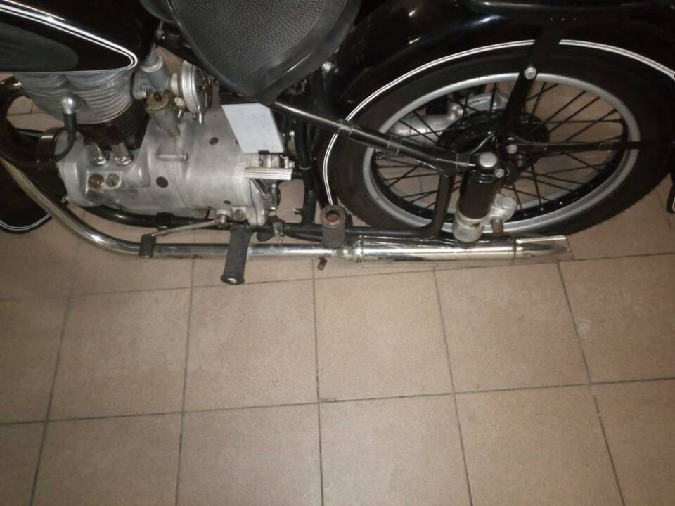 Image 5/7 of BMW R 25 (1951)
