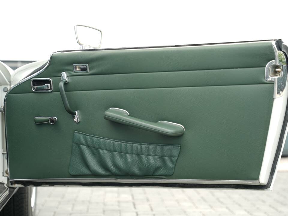 Image 14/50 de Mercedes-Benz 280 SL (1968)