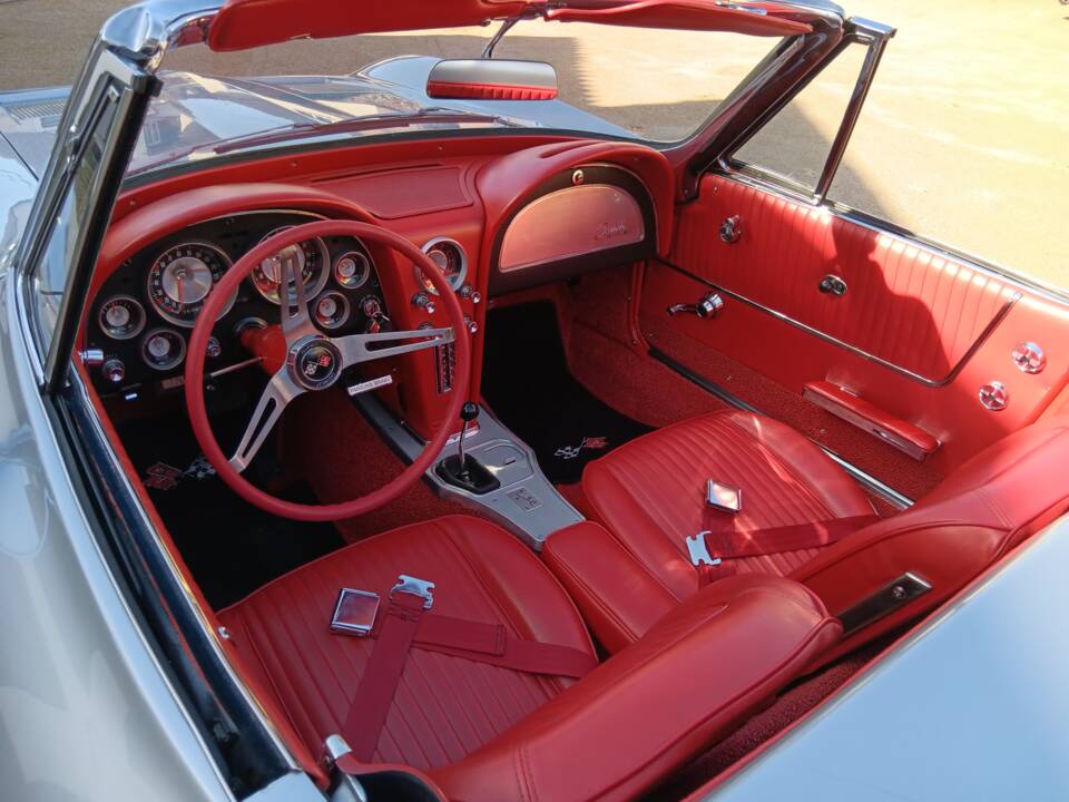 Image 23/33 of Chevrolet Corvette Sting Ray Convertible (1963)