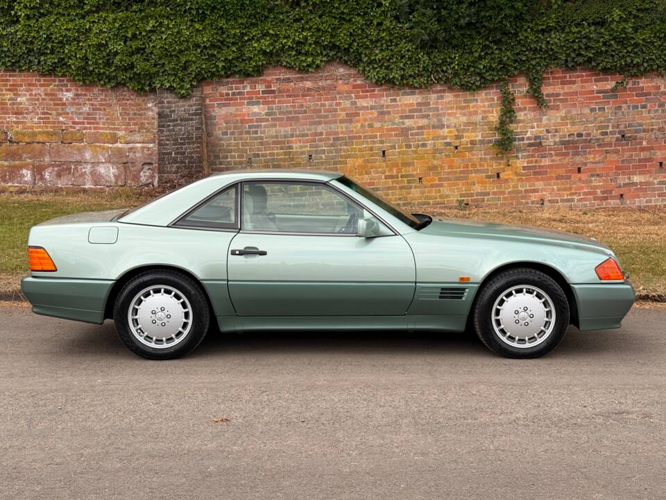 Afbeelding 2/15 van Mercedes-Benz 500 SL (1990)