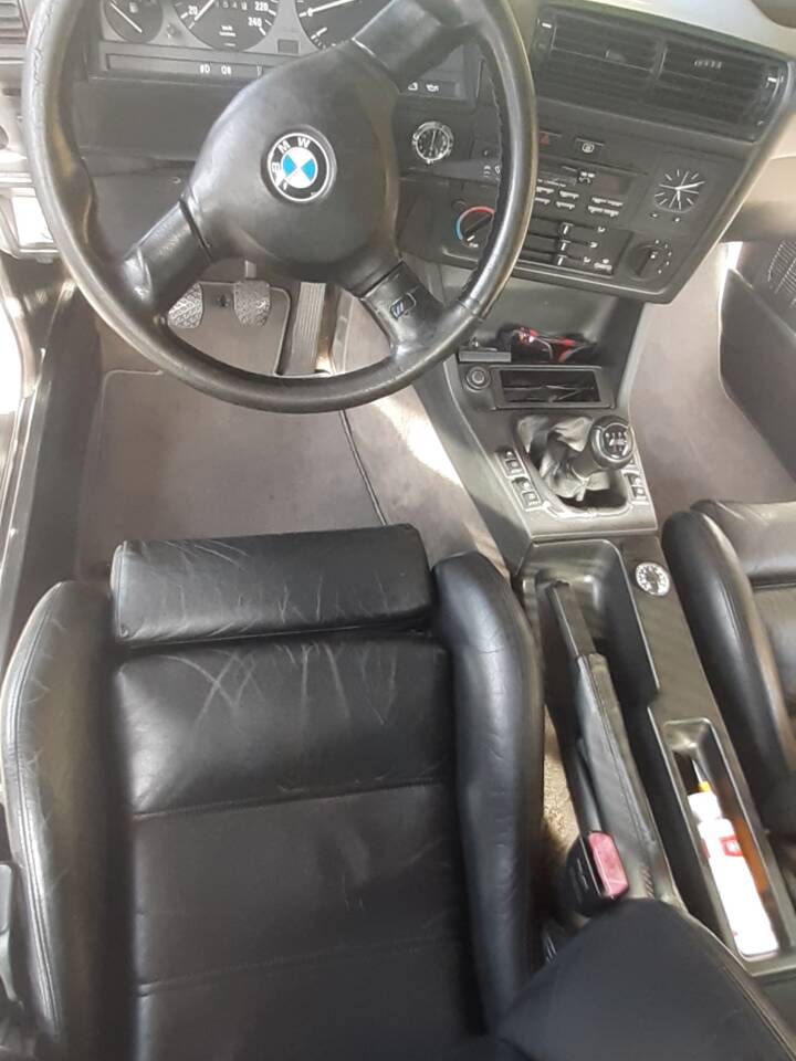 Image 15/55 of BMW 320i (1991)