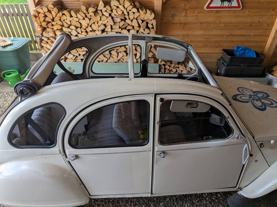 Image 9/28 de Citroën 2 CV 6 Club (1986)