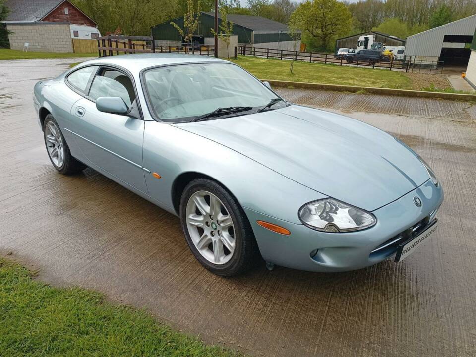 Image 10/21 of Jaguar XK8 4.0 (1996)