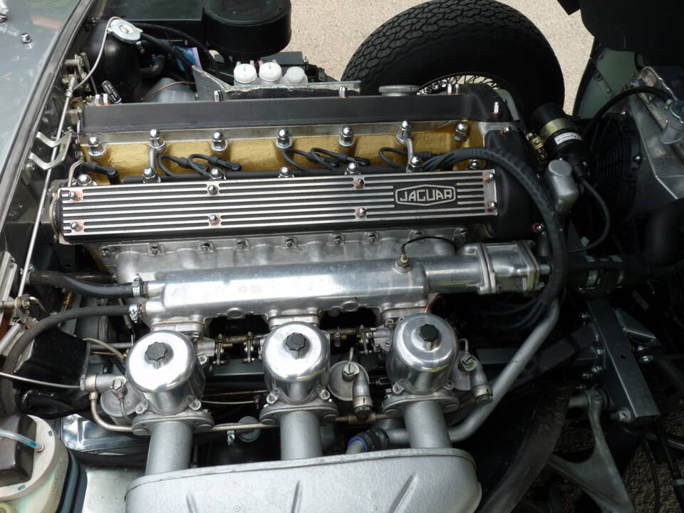 Image 15/22 de Jaguar E-Type (1968)
