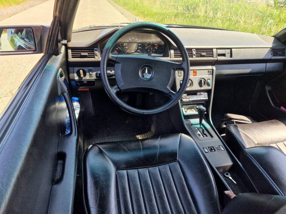 Image 5/6 of Mercedes-Benz 230 CE (1988)