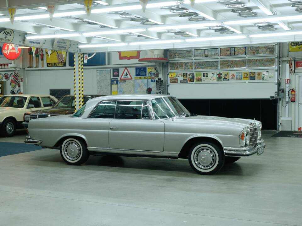 Image 15/50 of Mercedes-Benz 280 SE 3,5 (1970)