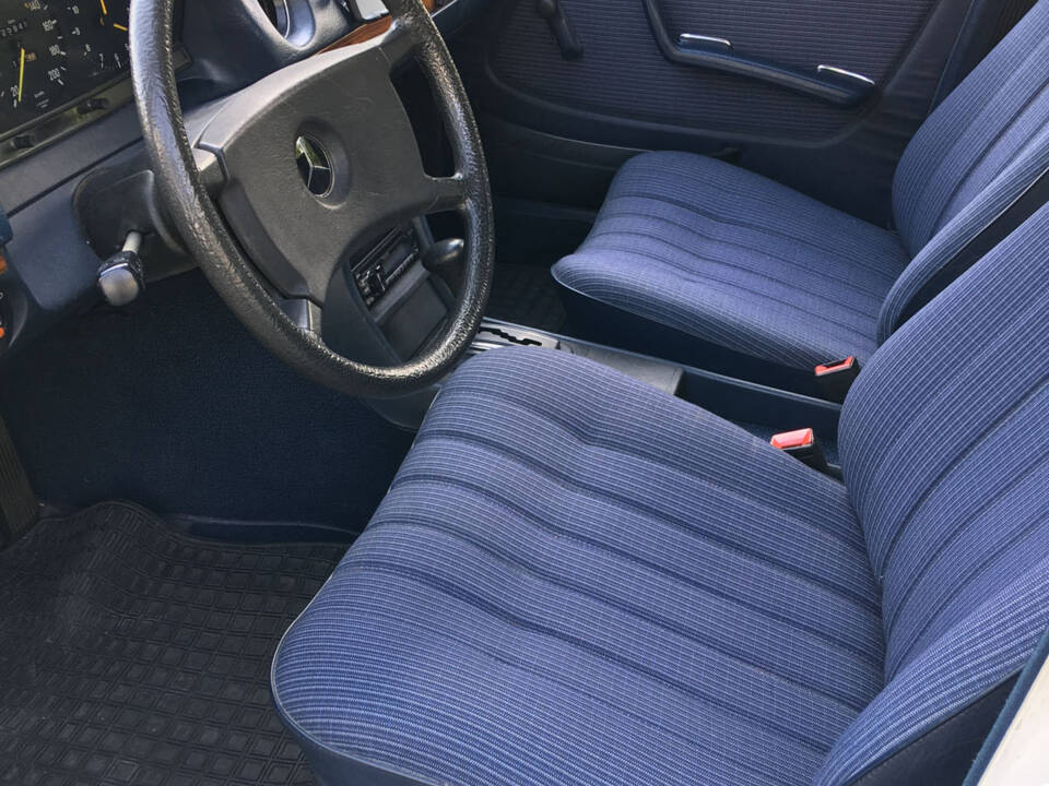 Image 8/13 of Mercedes-Benz 200 (1983)